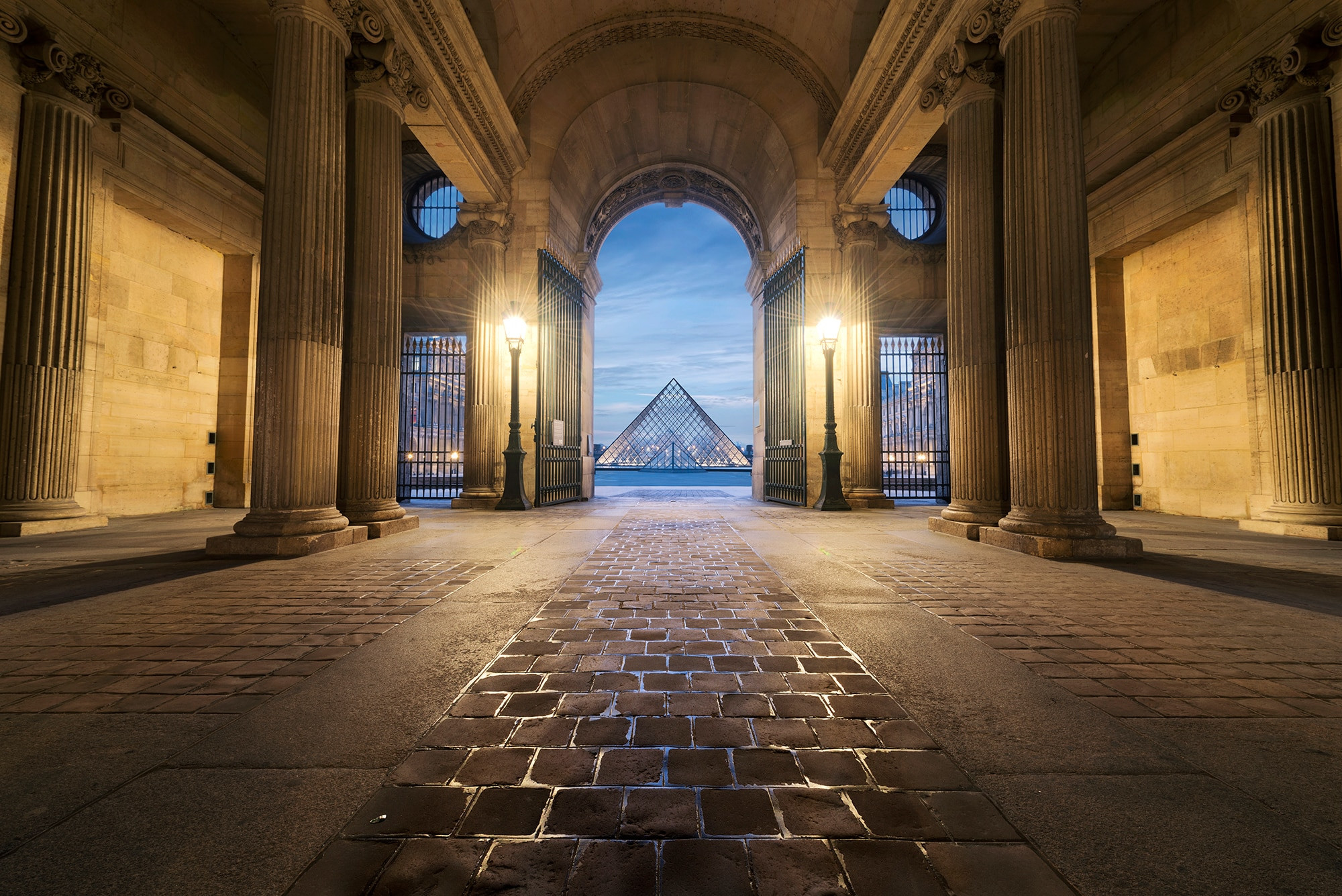 fromentin julien photographie louvre paris pyramide cour lampadaire